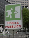905292 Afbeelding van het tijdelijke verkeersbord 'USCITA PUBBLICO' op de Croeselaan te Utrecht; op 9 mei doet de Ronde ...